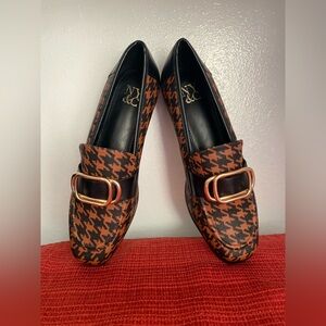 NY AND COMPANY.. WOMENS Brown Houndstooth Loafers with Gold Buckle